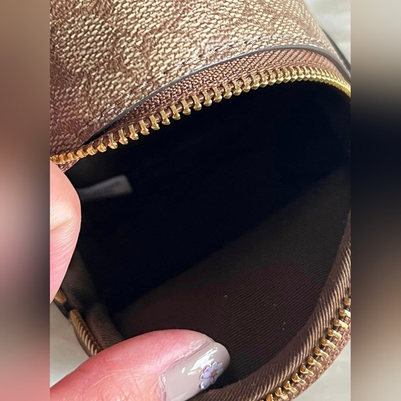 Coach Mini Court Backpack ๐๐จ๐ฅ๐ ๐๐ฎ๐ญ ๐๐๐ซ๐จ๐ฌ๐ฌ ๐๐จ๐๐๐ก ๐๐ญ๐จ๐ซ๐๐ฌ! - Picture 7 of 16